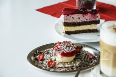 Lezzetli kırmızı beyaz çilek ve bir parça kek üzerine beyaz bir ta