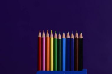 Yakın çekim, creativit sembolü çizmek için çok renkli kalemler