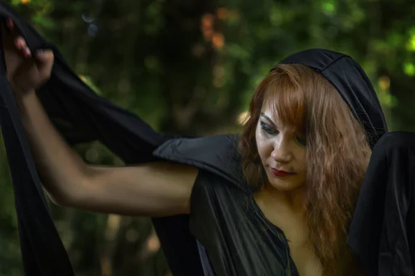 Νεαρή μάγισσα από θρύλους και παραμύθια εκτελεί μια μαγικής ri — Φωτογραφία Αρχείου