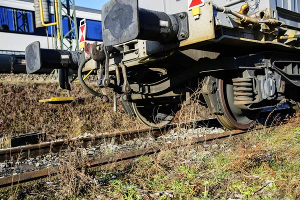 Raylar üzerinde duran bir demiryolu vagonunun metal tekerlekleri. — Stok fotoğraf