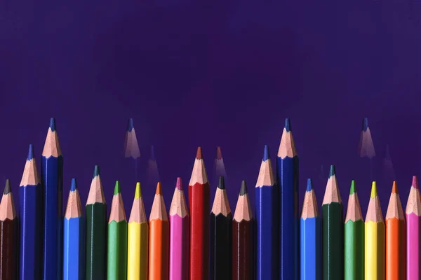 근접 촬영, creativit의 상징을 그리기 위한 색된 연필 — 스톡 사진