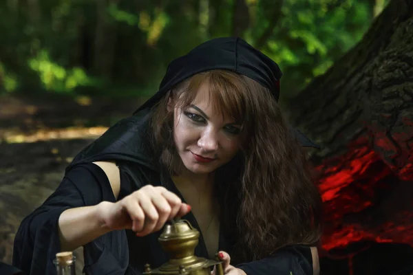 Молодая ведьма из легенд и сказок исполняет волшебное ри — стоковое фото
