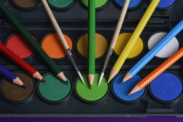 Accesorios para la creatividad, pinturas, pinceles y lápices — Foto de Stock