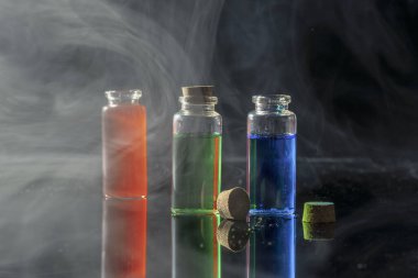 Araştırma laboratuarında renkli sıvılarla test tüpleri.