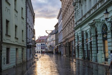 Noel 'de Bratislava' nın eski merkezindeki tipik sokak, Bratislava, Slovakya, 12 / 25 / 2019