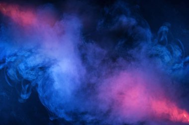 Siyah arkaplanda kırmızı maviyle aydınlatılmış dumanın soyut dokusu