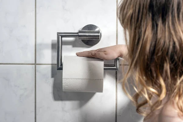 Menina Colocou Mão Rolo Vaso Sanitário Banheiro Imagens Royalty-Free