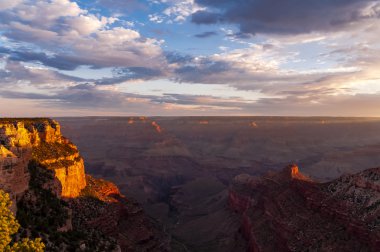 Grand Canyon üzerinde gündoğumu
