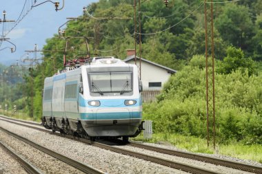 Hızlı banliyö treni