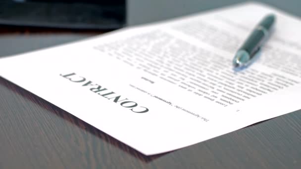 Договір готовий до підписання на столі — стокове відео