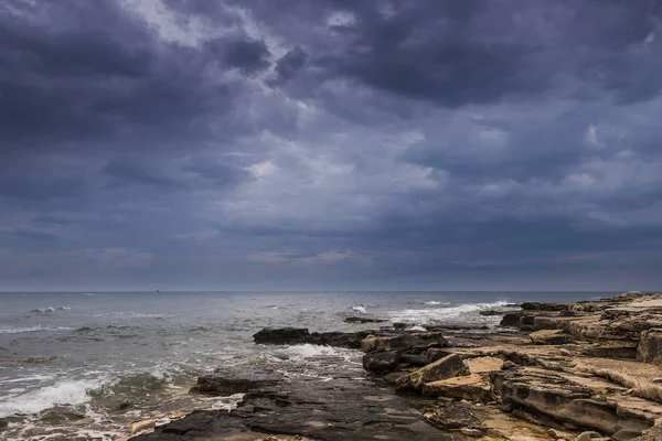 Día de tormenta en la playa, veleros en el horizonte, cielos dramáticos — Foto de Stock