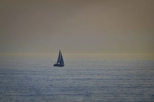 Velero en mar abierto al atardecer — Foto de Stock