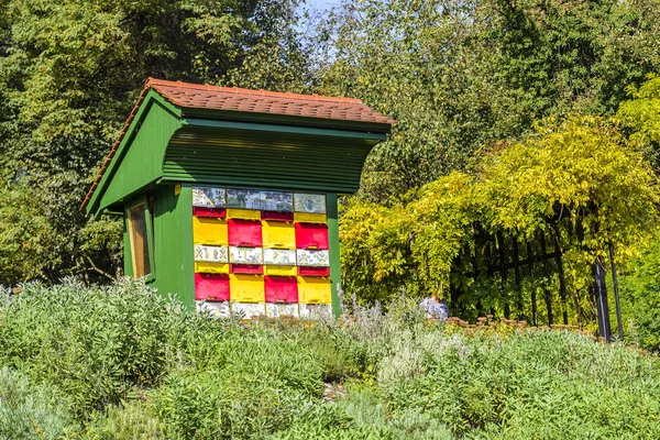 Slovenya geleneksel renkli ve güzel ahşap arı kovanı