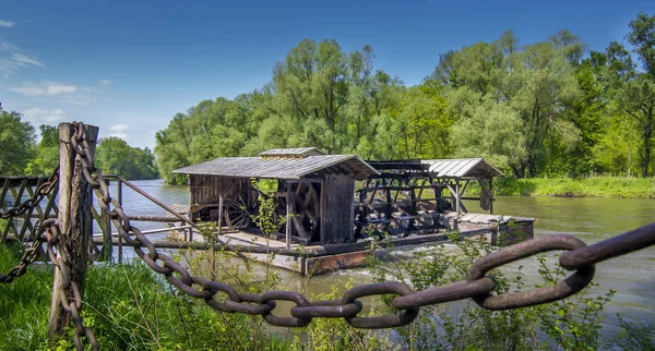 Geleneksel su değirmeni Mura Nehri, Slovenya