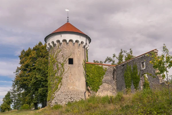 Torre de vigilancia y ruinas medievales del castillo de Kalc (Kalec), Eslovenia — Foto de Stock