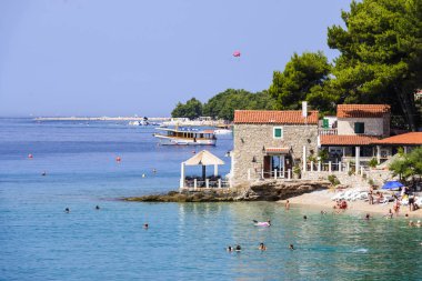 Bol, plaj Zlatni rat arka planda Restoran Ribarska kucica