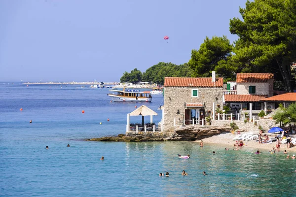 Bol, plaj Zlatni rat arka planda Restoran Ribarska kucica