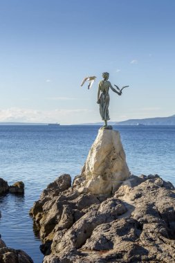 Martı, heykel buzlu, Opatija, Hırvatistan ile kızlık kız