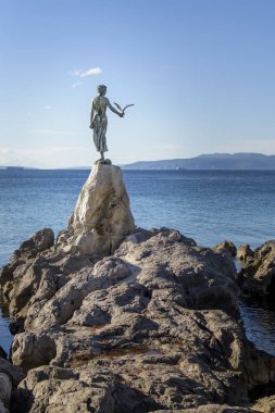 Martı, heykel buzlu, Opatija, Hırvatistan ile kızlık kız