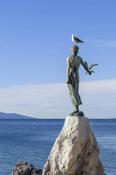 Martı, heykel buzlu, Opatija, Hırvatistan ile kızlık kız