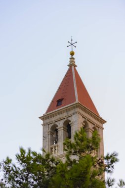 Hıristiyan kilise çan kulesi önünde pines mavi gökyüzü üzerinde