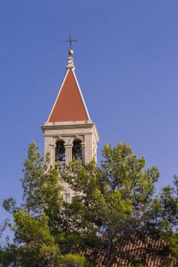 Hıristiyan kilise çan kulesi önünde pines mavi gökyüzü üzerinde