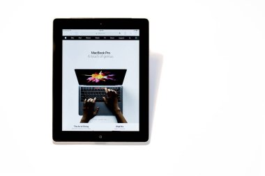 İPad 'de görüntülenen Apple 'ın MacBook Pro 2 Web sayfası 3