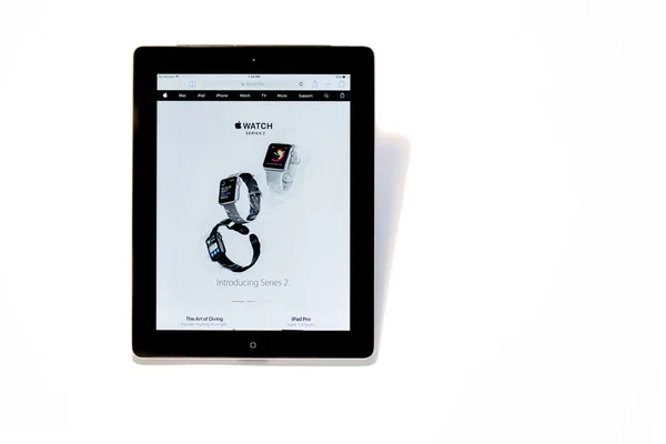 Apple Watch Serie 2 Webseite auf ipad 3 — Stockfoto