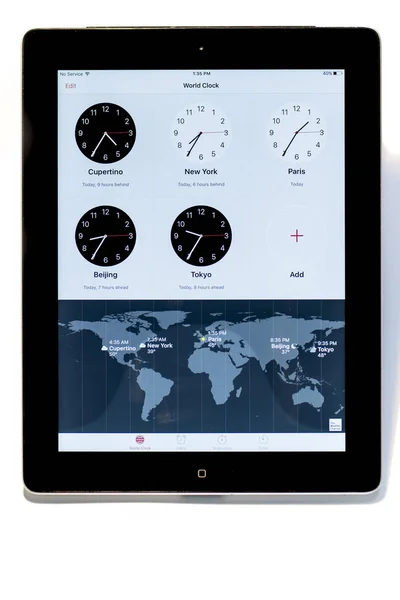 Weltuhr auf iPad 3 für Cupertino, New York, Paris, Peking an — Stockfoto