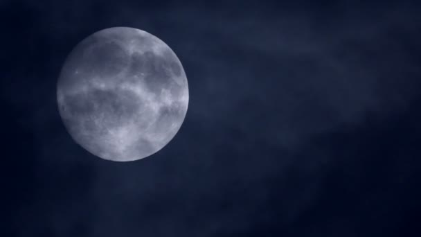 Fullmåne på natten bakom moln passerar framför — Stockvideo