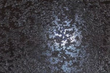 Çatı penceresi üzerinde düşen ve geceleri cam kayan kar