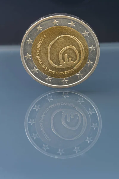 Пам'ятний 2 євро монету 800-річчя Постойнської печери, SLO — стокове фото