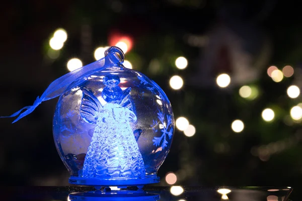 Figurine d'ange illuminée dans une ampoule en verre, doux boke noël ligh — Photo