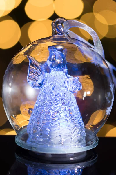 Иллюминированная фигура ангела в стеклянной лампочке, мягкий рождественский бокс — стоковое фото