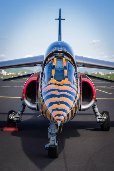 黒と黄色のカラーリングと近代的な戦闘機ジェット機の機首とコックピットのクローズ アップ ビュー — ストック写真