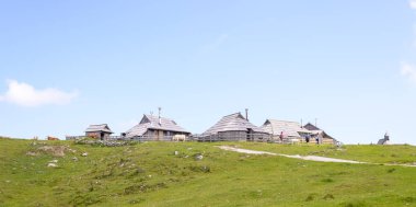 Velika planina Yaylası, Slovenya, dağ köyü Alpleri'nde, ahşap evler, geleneksel tarzda, hedef hiking popüler
