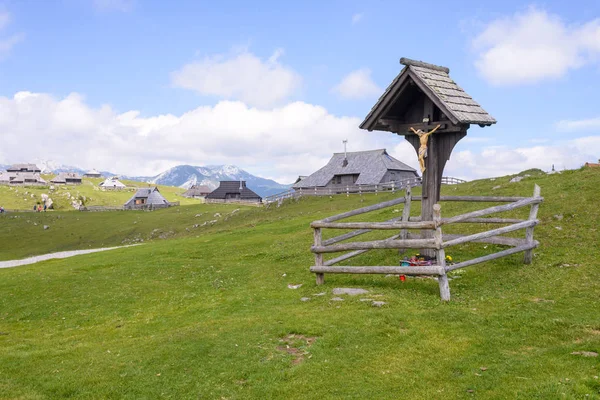 Planina planalto Velika, Eslovénia, Aldeia de montanha em Alpes, casas de madeira em estilo tradicional, destino de caminhadas popular — Fotografia de Stock