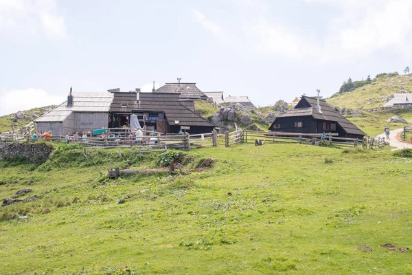 Plateau Velika planina, Slovénie, Village de montagne dans les Alpes, Maisons en bois de style traditionnel, destination de randonnée populaire — Photo