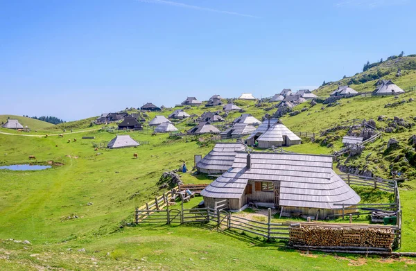 Velika planina plateau, Eslovenia, Pueblo de montaña en los Alpes, casas de madera en estilo tradicional, popular destino de senderismo — Foto de Stock