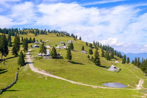Velika planina-fennsíkon, Szlovénia, hegyi falu, Alpok, fából készült házak, hagyományos stílusban, népszerű cél túrázás — Stock Fotó
