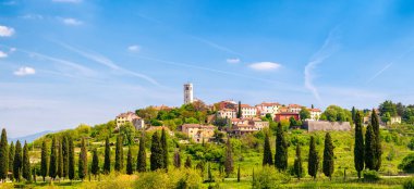 Oprtalj - pastoral küçük kasaba Merkezi Istria bir tepe üzerinde