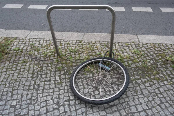 Bicycle theft on the street
