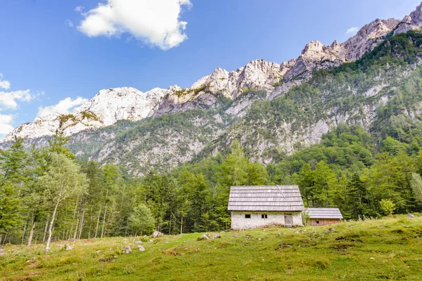 Cabana de montanha em European Alps, Robanov kot, Eslovénia — Fotografia de Stock