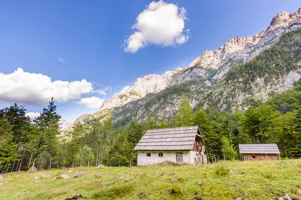 Cabaña de montaña en los Alpes europeos, Robanov kot, Eslovenia —  Fotos de Stock