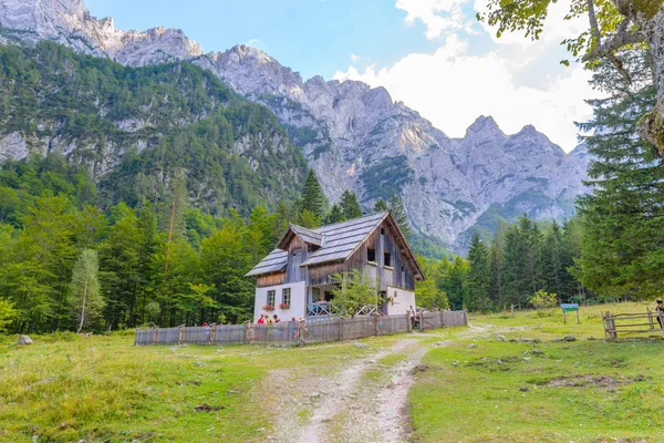 Cabaña de montaña en los Alpes europeos, Robanov kot, Eslovenia —  Fotos de Stock
