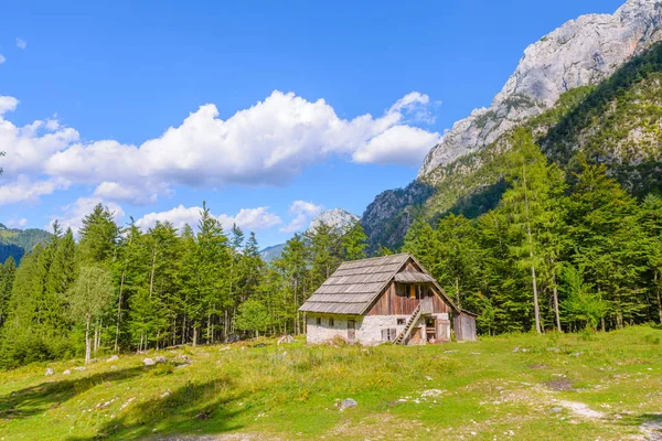 Cabana de montanha em European Alps, Robanov kot, Eslovénia — Fotografia de Stock