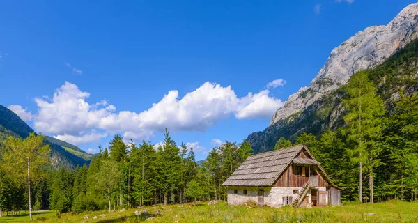 Cabaña de montaña en los Alpes europeos, Robanov kot, Eslovenia —  Fotos de Stock