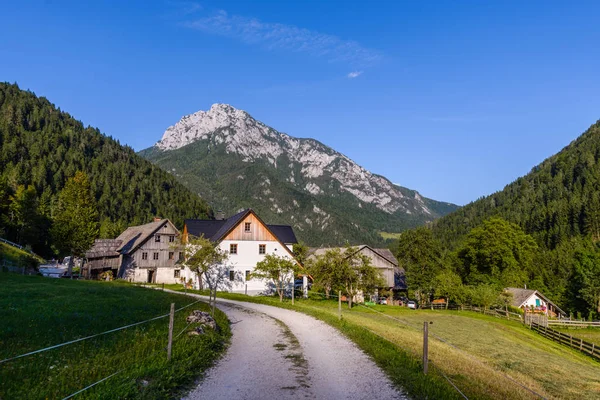 Paisaje idílico en los Alpes, granja Roban, Eslovenia —  Fotos de Stock