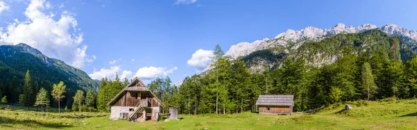Cabaña de montaña en los Alpes europeos, Robanov kot, Eslovenia — Foto de Stock