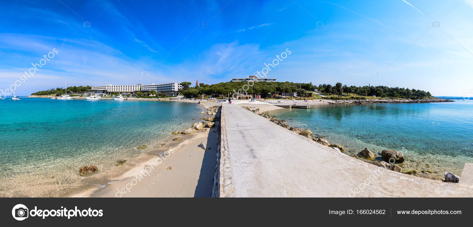 Hôtel De Bord De Mer Avec Plage Et Turquoise De Leau Sveti